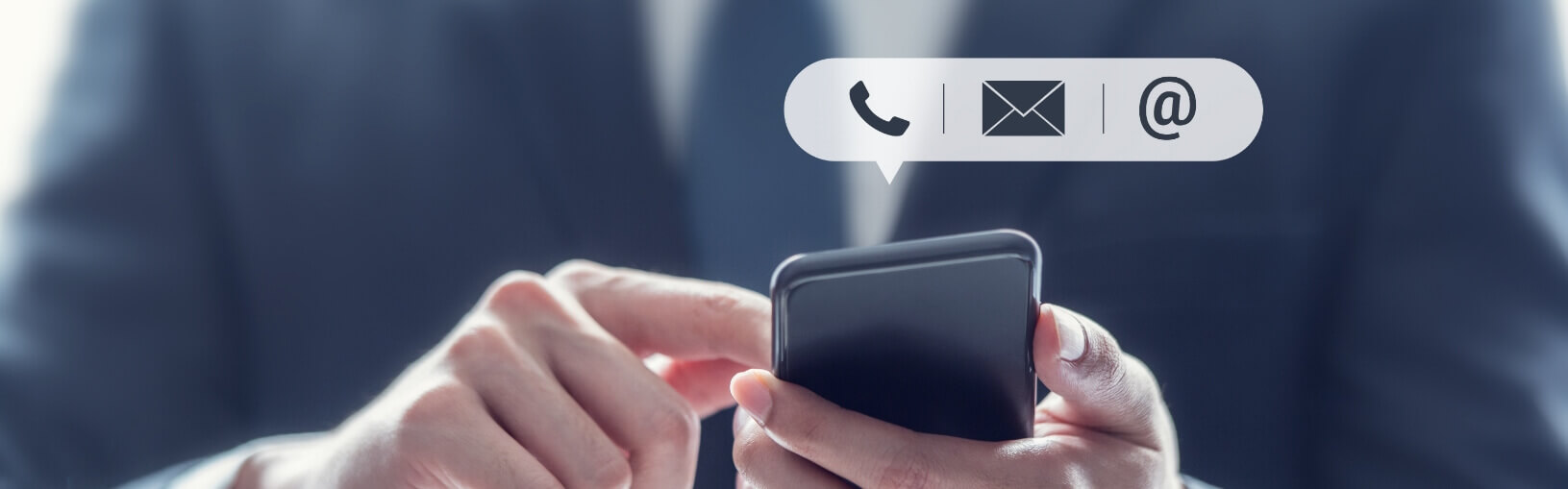 Personne utilisant un téléphone avec des symboles de contact