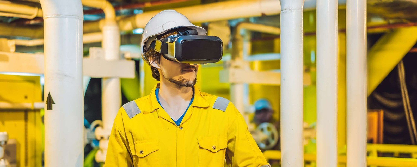 Opérateur industriel utilisant un casque VR dans une installation de production